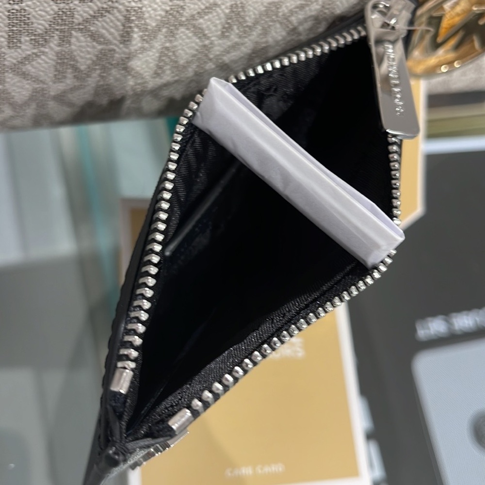 MICHAEL KORS
Jet Set Travel Medium Top Zip Leather Card Case Wallet 
Black 
NWT - Picture 11 of 16